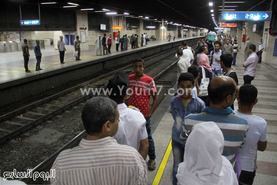  	المواطنون فى انتظار القطار -اليوم السابع -6 -2015