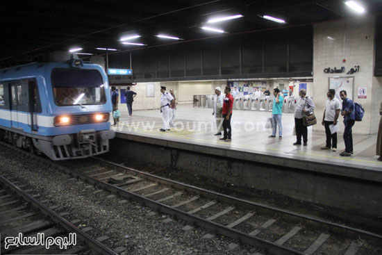  	قطار المترو يتوقف لنقل الركاب من المحطة -اليوم السابع -6 -2015