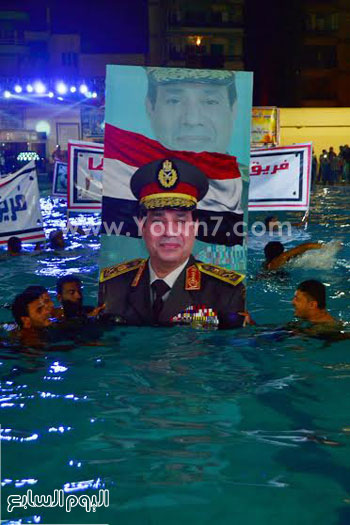 رفع صورة الرئيس عبد الفتاح السيسي في عرض في حمام السباحة الأوليمبي باستاد طنطا الرياضي  -اليوم السابع -6 -2015