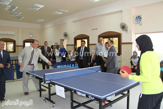 رئيس جامعة طنطا يلعب تنس الطاولة مع إحدى طالبات الجامعة  -اليوم السابع -6 -2015