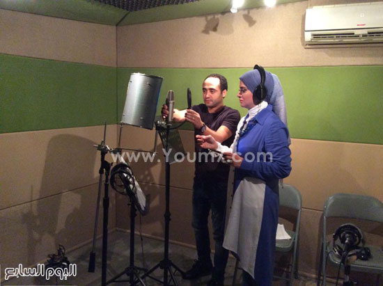 الملحن والموزع محمد شاشو يضبط الميكروفون فى الاستوديو  -اليوم السابع -6 -2015
