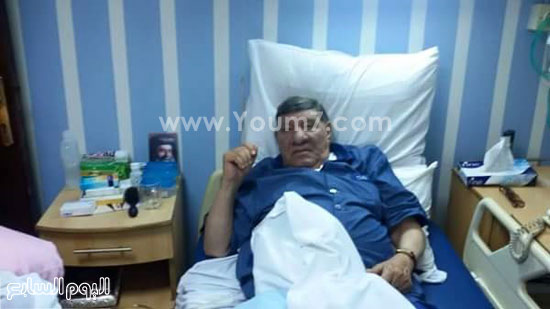  الإعلامى مفيد فوزى على سريره بالمستشفى -اليوم السابع -6 -2015