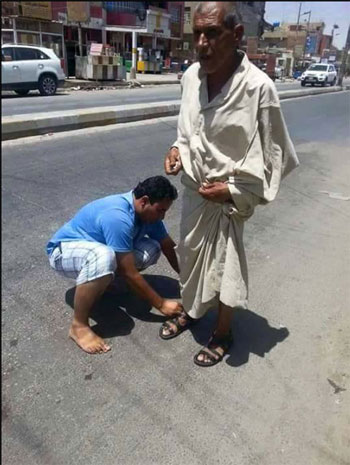 سائق يساعد المسن على ارتداء الحذاء  -اليوم السابع -6 -2015