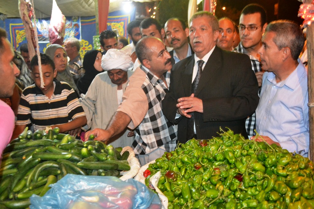 مع نقيب الفلاحين وتفقد الخضر الموجودة بالمغرض  -اليوم السابع -6 -2015