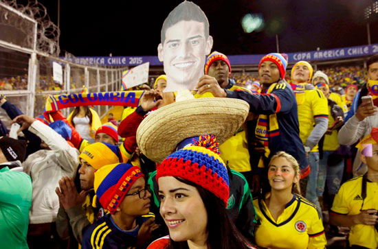 مشجعات كولومبيا يحملن صورة رودريجيز  -اليوم السابع -6 -2015