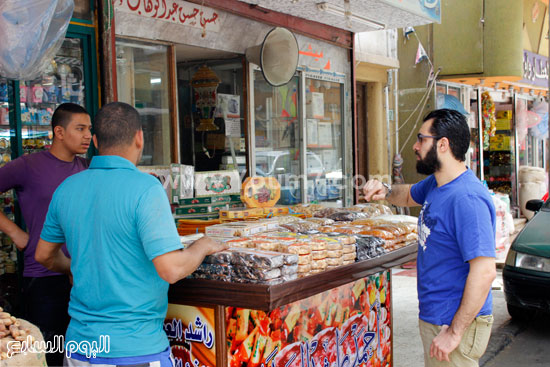 مشترى يتحدث مع بائع أمام الياميش -اليوم السابع -6 -2015