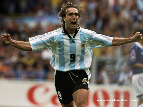الأرجنتينى جابرييل باتيستوتا  (13 هدفا)  أعوام (1991،1993،1995). -اليوم السابع -6 -2015