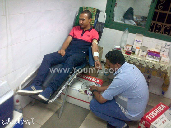 أحد الشباب يتبرع بالدم -اليوم السابع -6 -2015