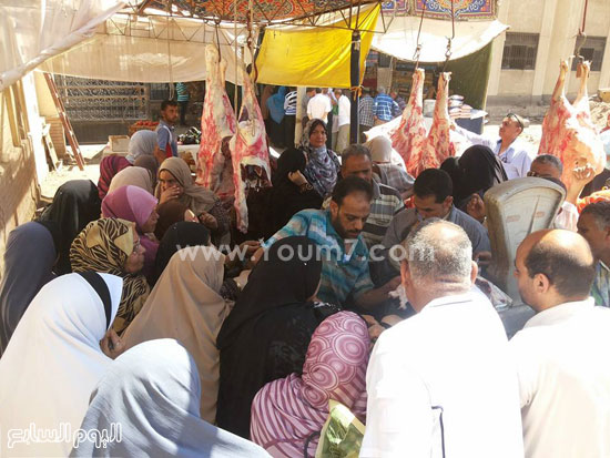 زحام حول منفذ اللحوم بمجلس مدينة فوه -اليوم السابع -6 -2015