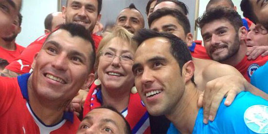 رئيسة تشيلى فى صورة تذكارية مع لاعبى منتخب بلادها  -اليوم السابع -6 -2015