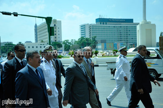 جانب من جولة وزير الدخلية سيرا على الأقدام لتفقد الحالة الأمنية -اليوم السابع -6 -2015