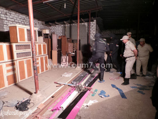 قوات الأمن تقوم بعملية تفتيش داخل ورشة الألوميتال -اليوم السابع -6 -2015