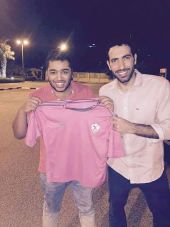 محمد ابو تريكة مع احد مشجعى الزمالك -اليوم السابع -6 -2015