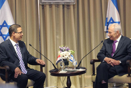 السفير المصرى السابق لدى إسرائيل عاطف سالم مع شيمون بيريز -اليوم السابع -6 -2015