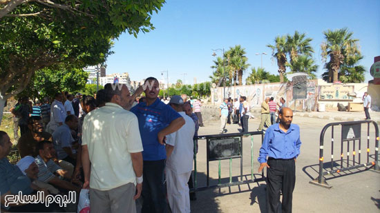 العمال يحتجون امام ديوان عام المحافظة -اليوم السابع -6 -2015