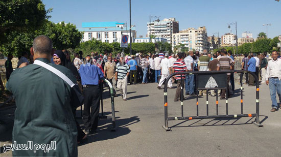 العمال وهتاف ضد ايقاف العمل بالشركة -اليوم السابع -6 -2015