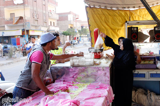 	وبائن يقفون لشراء الكنافة والقطايف المصنعة يدويا  -اليوم السابع -6 -2015