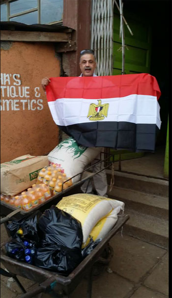 المهندس شريف يرفع علم مصر بكينيا أثناء تقديم المساعدات  -اليوم السابع -6 -2015