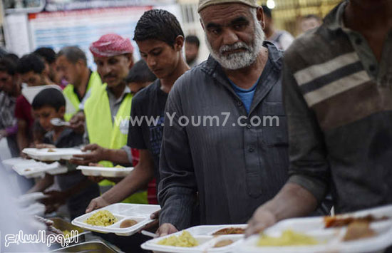 لاجئون سوريون فى تركيا فى طوابير للحصول على وجبة الإفطار -اليوم السابع -6 -2015