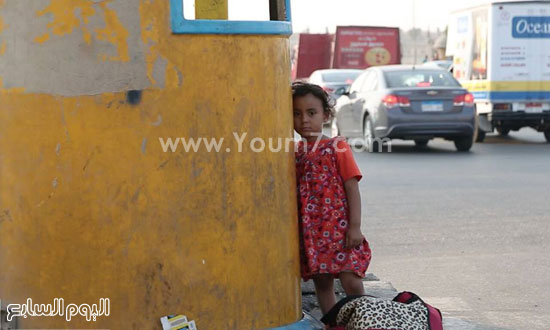  طفلة صغيرة تنتظر وجبة الإفطار -اليوم السابع -6 -2015