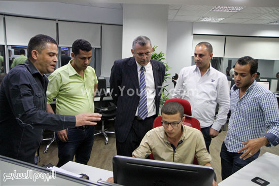 	رئيس الجمعية يستمع لشرح من رئيس التحرير التنفيذى عبد الفتاح عبد المنعم  -اليوم السابع -6 -2015