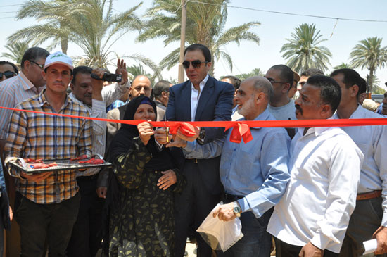 محافظ بنى سويف يفتتح مشروع إعادة إعمار قرية الصعايدة بسمسطا  -اليوم السابع -6 -2015