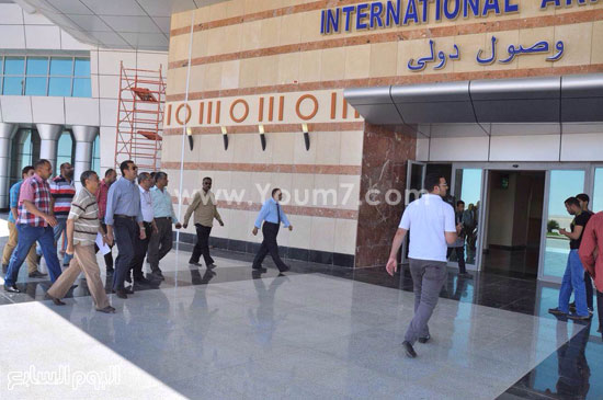 محافظ أسيوط أثناء وصوله المطار  -اليوم السابع -6 -2015