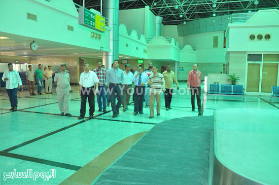محافظ أسيوط أثناء تفقد المطار  -اليوم السابع -6 -2015