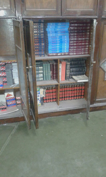 مكتبة المسجد وبها مجموعة من الكتب -اليوم السابع -6 -2015