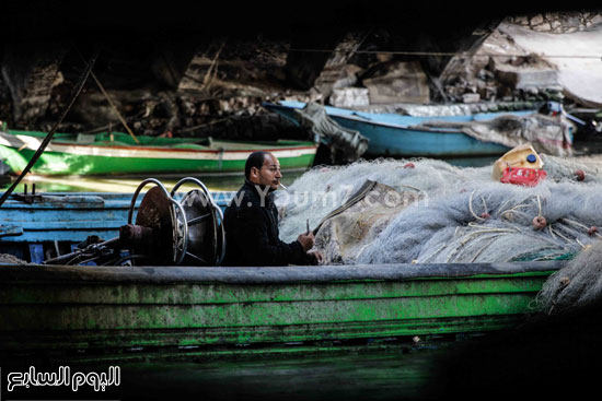 احد الصيادين أسفل كوبرى المكس -اليوم السابع -6 -2015