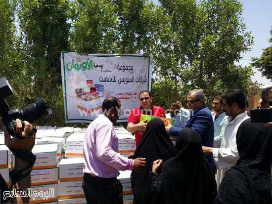 مسئولو الأورمان اثناء توزيع كراتين رمضان فى المنيا -اليوم السابع -6 -2015
