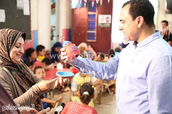 مدير جمعية كيان يشاهد الفخار الذى قام بتلوينه الأطفال المعاقين  -اليوم السابع -6 -2015