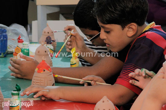 طفل يقوم بتلوين الفخار خلال الورشة الفنية التى نظمتها جمعية كيان  -اليوم السابع -6 -2015