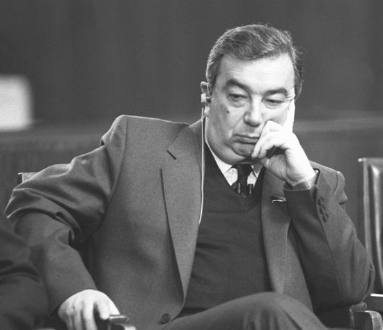 	يفجينى بريماكوف خلال جلسة نواب المجلس الأعلى السوفيتى وأعضاء الكونجرس الأمريكى عام 1987 -اليوم السابع -6 -2015