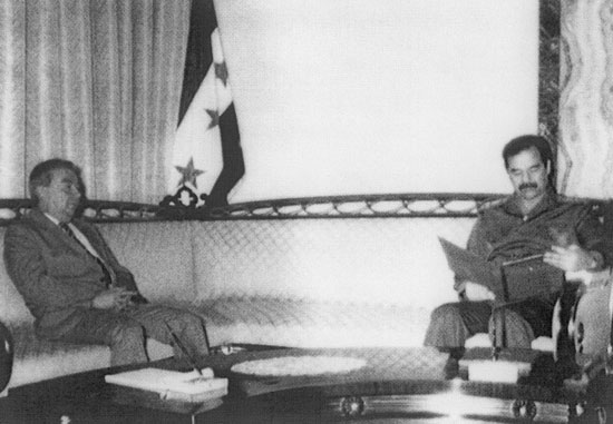 	يفجينى بريماكوف مع الرئيس العراقى الراحل صدام حسين عام 1990 -اليوم السابع -6 -2015