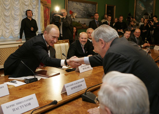 	يفجينى بريماكوف مع الرئيس الروسى فلاديمير بوتين  -اليوم السابع -6 -2015