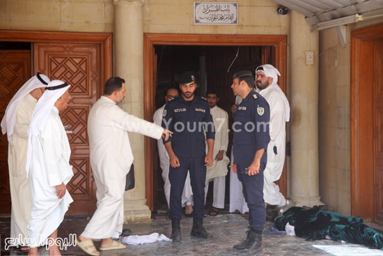 	المصلين بجانب الشرطة الكويتية -اليوم السابع -6 -2015