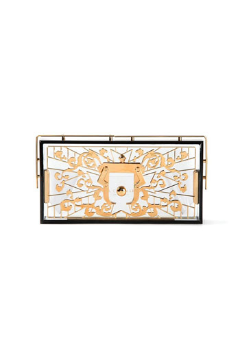 حقيبة بيضاء صغيرة مزينة بنقشات باللون الذهبى ومحددة بإطار ذهبى اللون -اليوم السابع -6 -2015