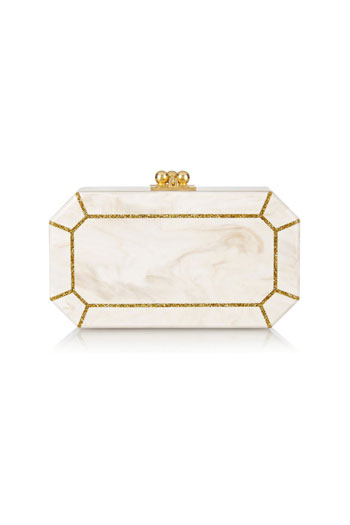 حقيبة بيضاء صغيرة مزينة بخطوط ذهبية تناسب خروجات السحور فى رمضان -اليوم السابع -6 -2015