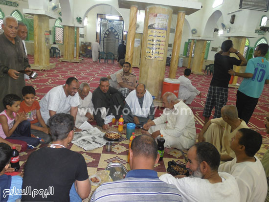 جانب من لمة المصلين داخل مسجد حى الامل قبل انطلاق مدفع الافطار -اليوم السابع -6 -2015