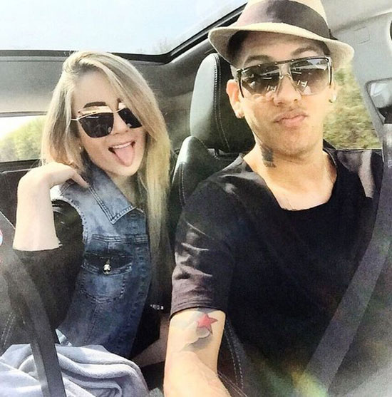 صورة طريفة للاعب وزوجته فى السيارة  -اليوم السابع -6 -2015