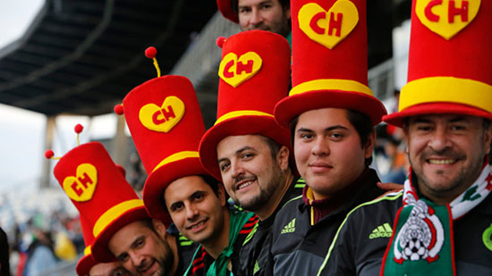 جماهير مكسيكية يرتدون قبعات كبيرة  -اليوم السابع -6 -2015