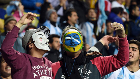  مشجع برازيلى بجانب الجماهير الأرجنتينية -اليوم السابع -6 -2015
