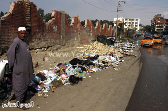 عامل يجمع فرز القمامة بشارع الغابة  -اليوم السابع -6 -2015