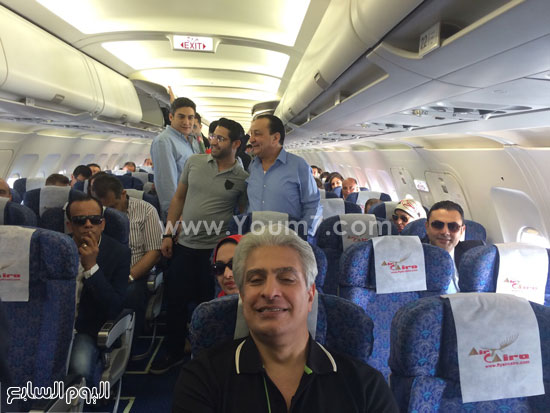 وائل الإبراشى وعدد من المغادرين على متن الطائرة -اليوم السابع -6 -2015