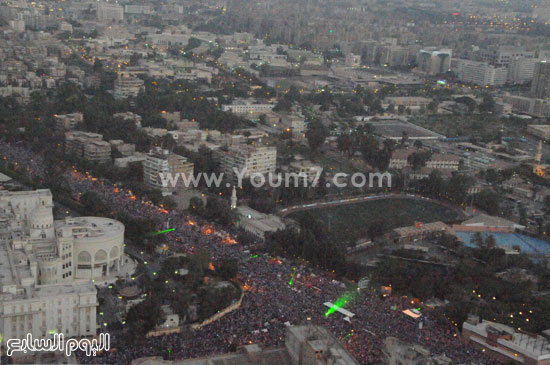 المتظاهرون أمام بوابة قصر الاتحادية  -اليوم السابع -6 -2015