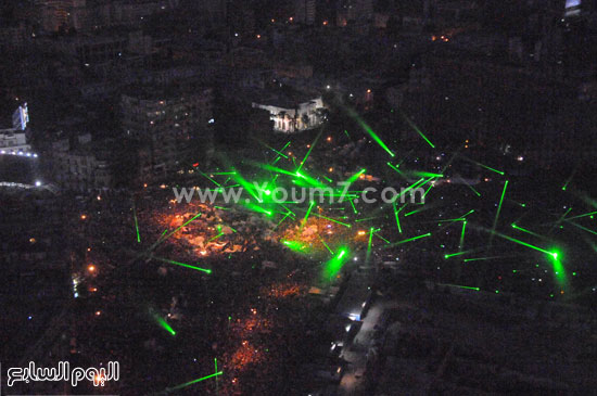 شباب المتظاهرين يداعبون طائرات الجيش بأشعة الليزر -اليوم السابع -6 -2015