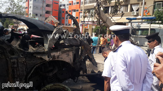 الأجهزة الامنية تحاول رفع السيارات المتفحة نتيجة الانفجار -اليوم السابع -6 -2015