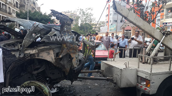ونش المرور يحاول ازالة السيارات من موقع الانفجار  -اليوم السابع -6 -2015