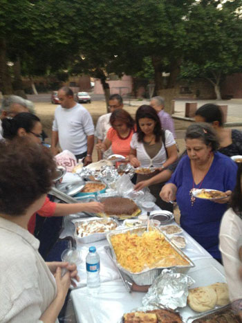 كل فرد شارك بموجوعة أطعمه ليفطر بها مع الآخرين فى الإفطار الجماعى -اليوم السابع -6 -2015